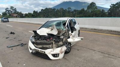 Mobil Ringsek Usai Tabrak Buntut Truk di Km 52 Tol Bogor Arah Sukabumi – Update 1