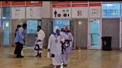 Dari Tanah Air ke Jeddah: Sujud Syukur dan Senyum Jemaah Haji RI Gelombang 2.