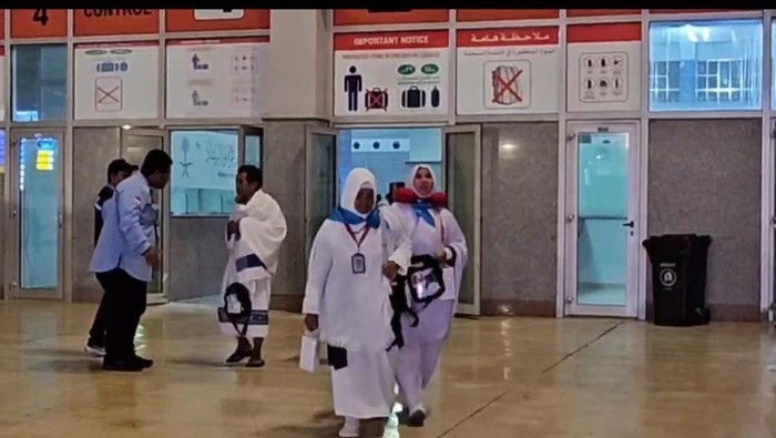 Dari Tanah Air ke Jeddah: Sujud Syukur dan Senyum Jemaah Haji RI Gelombang 2.