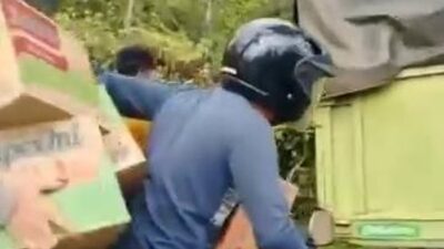 [Viral Warga Jarah Mi Instan dari Truk yang Kecelakaan di Sumsel, Sopir Kabur]