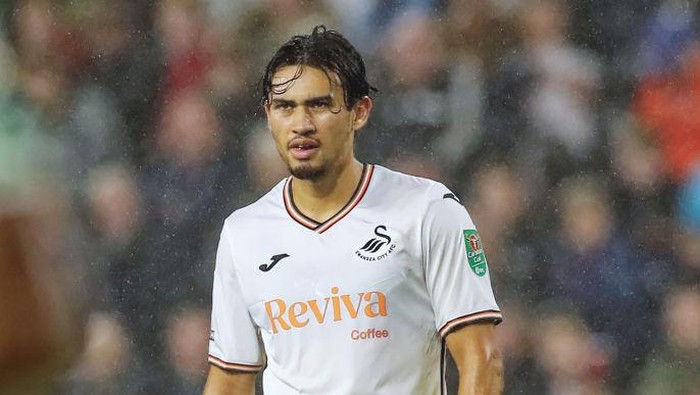 Meski Jarang Bermain, Swansea City Tetap Menjaga Nathan Tjoe-A-On