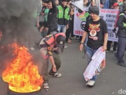 Ojol Ancam Bakar Ban di Patung Kuda, Demo Hebat Minta Pertemuan Menhub