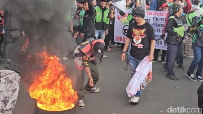 Ojol Ancam Bakar Ban di Patung Kuda, Demo Hebat Minta Pertemuan Menhub