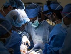 “Revolusi Medis: Dokter Bedah AS Ciptakan Sejarah dengan Transplantasi Kandung Kemih Pertama di Dunia”