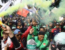 Saling Hargai Sesama Ojol: Ada yang Demo, Ada yang Tetap Ngaspal – Update 2