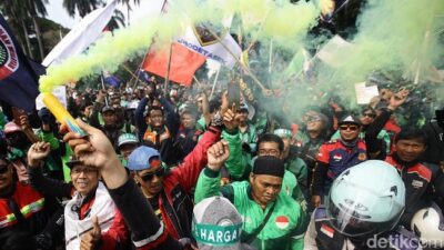 Saling Hargai Sesama Ojol: Ada yang Demo, Ada yang Tetap Ngaspal – Update 2