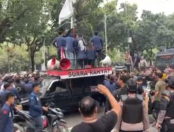Konflik Balkot DKI: Kronologi dari Demo Ricuh hingga Serangan pada Mobil Pejabat