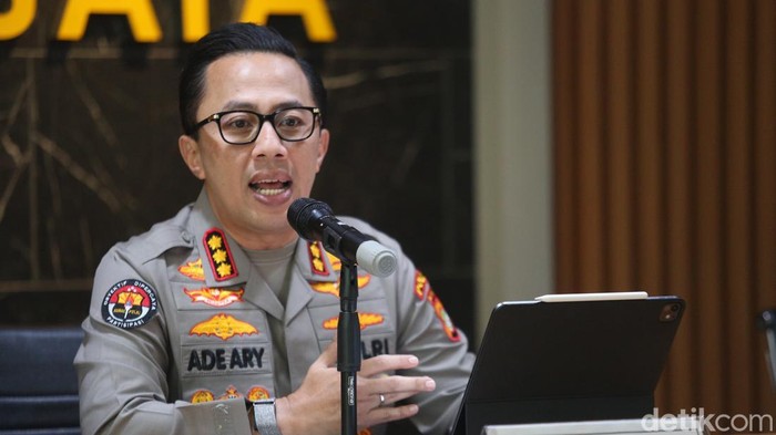 **Rismon Sianipar Tiba-Tiba Absen, Pemeriksaan Ijazah Palsu Jokowi Terhambat?**