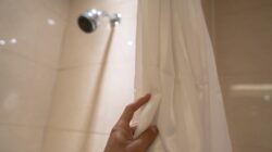 **Mana yang Lebih Baik, Mandi Malam atau Pagi? Ahli Mikrobiologi Bocorkan Jawabannya!**