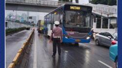 “Tabrakan Mengerikan di Jl Gatot Subroto: Akibatnya Lalin Tersendat”