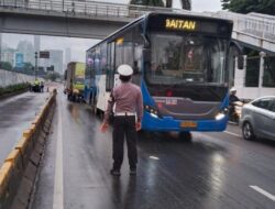 “Tabrakan Mengerikan di Jl Gatot Subroto: Akibatnya Lalin Tersendat”