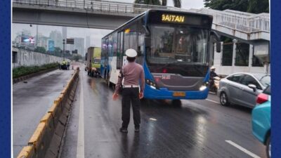 “Tabrakan Mengerikan di Jl Gatot Subroto: Akibatnya Lalin Tersendat”