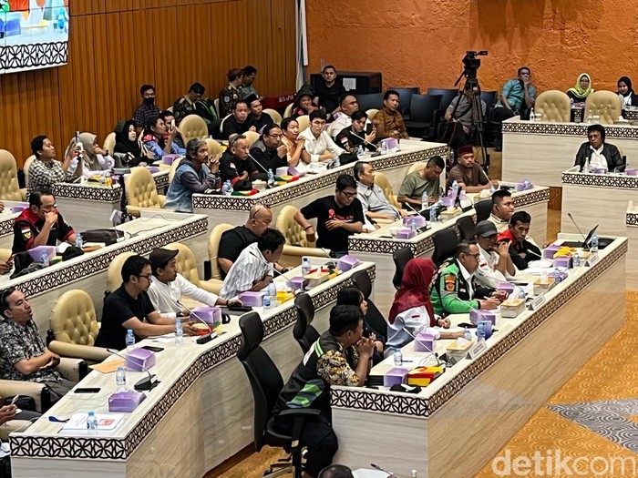 Ojol Ngeluh ke DPR: Upah Dibabat Aplikator, Harus Bayar Biar Dapet Order - Ketimpangan dalam Ekosistem Ojek Online