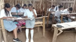 Bantu SMA di Sumba, Yuk! Yuk Perkuat Prestasi Murid yang Bertahan di Tengah Hujan.