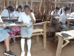 Bantu SMA di Sumba, Yuk! Yuk Perkuat Prestasi Murid yang Bertahan di Tengah Hujan.