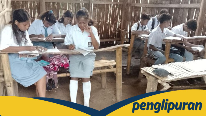 Bantu SMA di Sumba, Yuk! Yuk Perkuat Prestasi Murid yang Bertahan di Tengah Hujan.