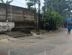 “Hujan Ekstrem, Tembok SDA Jaksel Jebol, Sampah Penuhi Jalan!