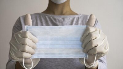 Kenaikan Kasus COVID-19 di Asia Mendorong Penjualan Masker di Vietnam