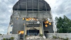**Atap-Ornamen Gedung DPRD Pesawaran Ambruk, Satpol PP Luka Ringan**