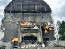 **Atap-Ornamen Gedung DPRD Pesawaran Ambruk, Satpol PP Luka Ringan**
