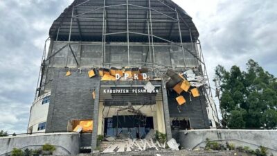 **Atap-Ornamen Gedung DPRD Pesawaran Ambruk, Satpol PP Luka Ringan**