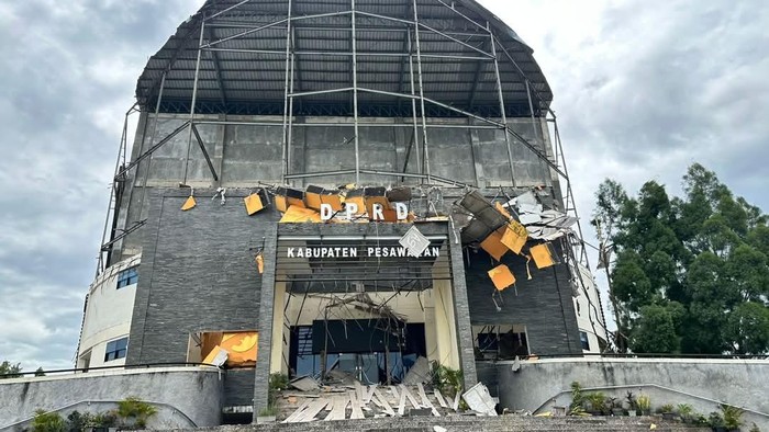 **Atap-Ornamen Gedung DPRD Pesawaran Ambruk, Satpol PP Luka Ringan**