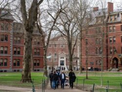 Larangan Trump Guncang Harvard, Mahasiswa Asing Berdesak