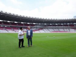 **Erick Thohir Bersama FIFA, Cek Rumput GBK Jelang Indonesia Vs China: Apakah Siap?**