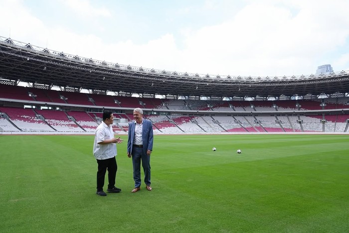 **Erick Thohir Bersama FIFA, Cek Rumput GBK Jelang Indonesia Vs China: Apakah Siap?**
