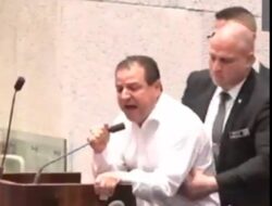 Wajah Tegang Politikus Israel Saat Ditarik dari Podium di tengah Bicara Kondisi Gaza!