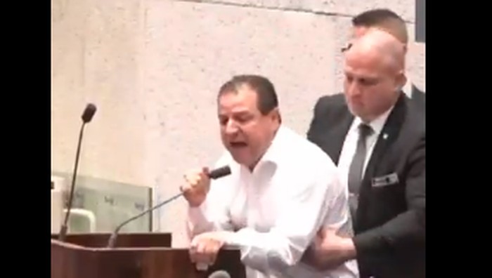 Wajah Tegang Politikus Israel Saat Ditarik dari Podium di tengah Bicara Kondisi Gaza!