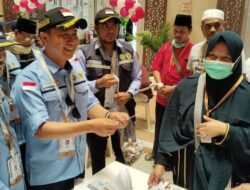 Jemaah Haji Senang, Dirjen Haji Bagikan Kartu Nusuk di Hotel!