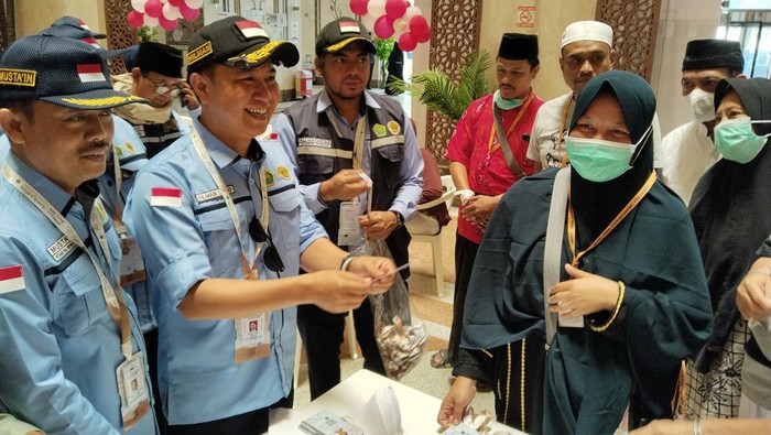Jemaah Haji Senang, Dirjen Haji Bagikan Kartu Nusuk di Hotel!