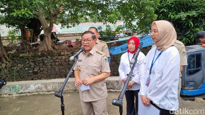 Pramono Tinjau Pengerukan Kali Ciliwung di Kebon Melati: Kondisi Tak Terawat, Ancaman bagi Warga Lokal