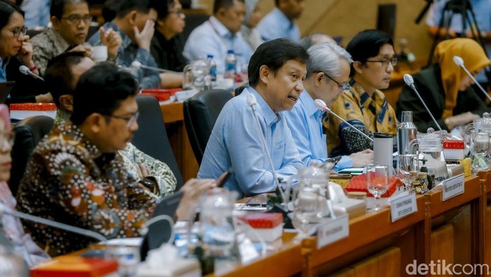 Komunikasi Menkes Jadi Sorotan: Niat Baik vs Polemik Kesehatan