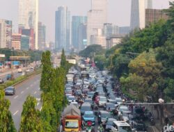 Bermacet-Macet Ria di Jl. Gatsu & Sudirman, Long Weekend Berpotensi Lebih Parah!
