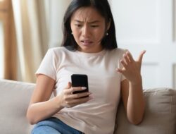 “Liburan Cuma Rebahan sambil Scroll Medsos? Waspadai ‘Brain Rot’ yang Menyerang Otak Anda!”