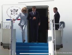 Macron dan Brigitte Resmi Tiba di Bandara YIA, Sambutan Khusus untuk Pasangan Perancis