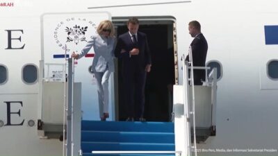 Macron dan Brigitte Resmi Tiba di Bandara YIA, Sambutan Khusus untuk Pasangan Perancis
