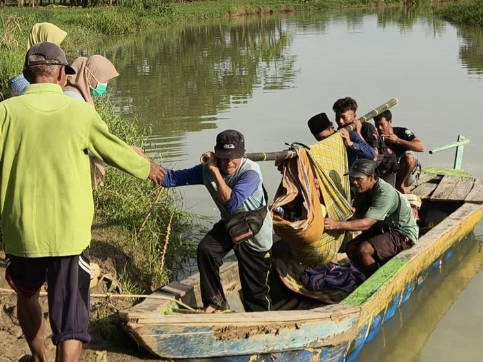 Perjuangan Mati-Menghidupkan: Wanita Pandeglang Ditandu-Naik Perahu saat Melahirkan