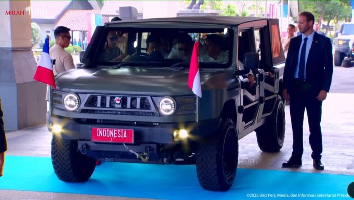 Bukan Sedan Mewah, Macron Naik Maung Pindad 'Indonesia' Bareng Prabowo - Update 1