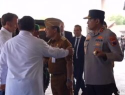 Akrab! Saat Prabowo Tepuk Bahu Gubernur Jateng Luthfi di Depan Macron: Tanda Rezeki Indonesia-Prancis?