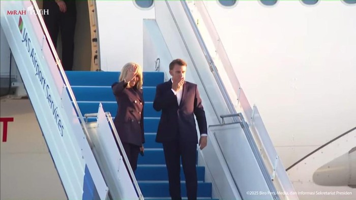 Macron Beri 'Kiss Bye' Menyentuh, Sebelum Pernahnya Tinggalkan Indonesia