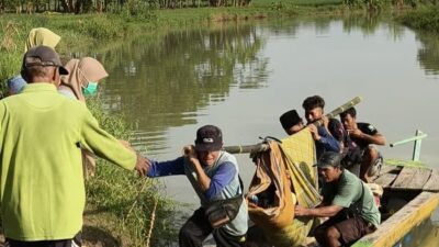 **Ibu di Pandeglang Ditandu Naik Perahu, Jalan Rusak Tapi Lahiran Selamat!**