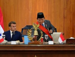 “Macron Bersantap dengan Taruna Akmil: Tradisi Menakjubkan yang Dibuka dengan Lonceng Prabowo”