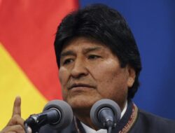 **Morales Dilarang Nyapres Lagi, Pendukungnya Bentrok dengan Polisi Bolivia**