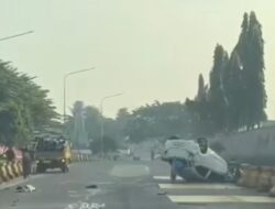 Mobil Pecah di Exit Tol Sentul, 2 Orang Terluka