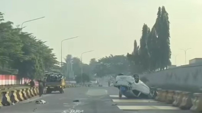 Mobil Pecah di Exit Tol Sentul, 2 Orang Terluka