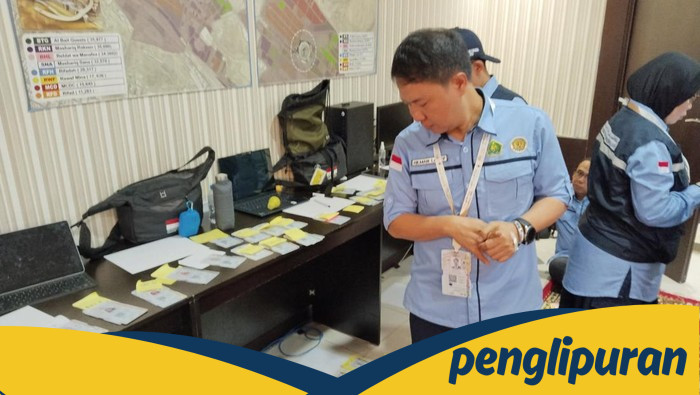 **Petugas hingga Dirjen Haji Sortir-Percepat Pembagian Kartu Nusuk Jemaah RI**
