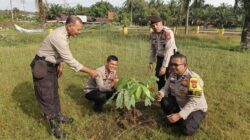 Polisi Kampar Riau Lakukan Aksi Nyata Menanam Pohon, Wujud Komitmen Hijau
